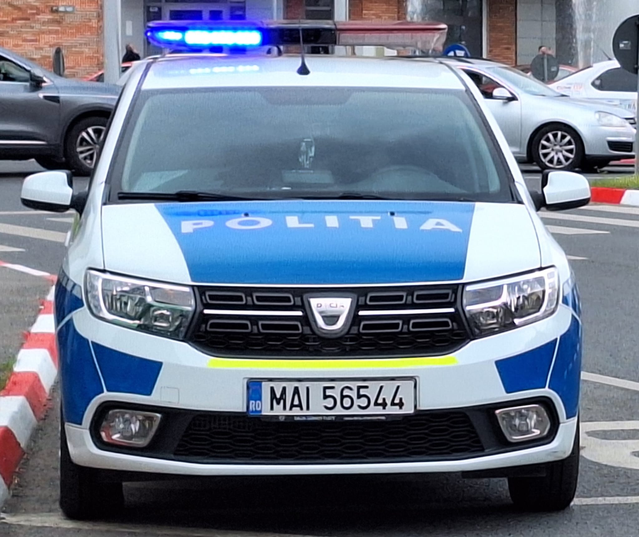 Accident la ieșirea din Cisnădie. O autoutilitară a intrat într-un TIR