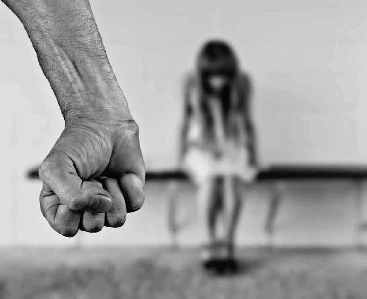 Peste 400 cazuri de violență domestică înregistrate anul acesta, la Sibiu. Cum se pot pot proteja victimele