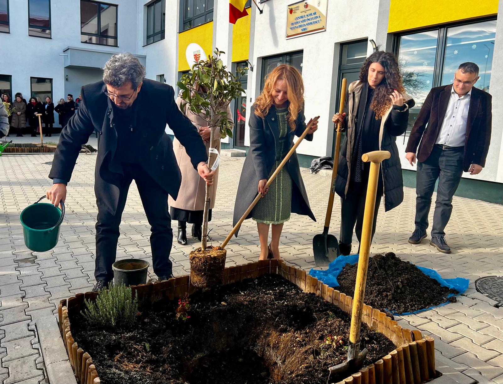 Lacrimi, aplauze și recunoștință: Centrul de Educație Incluzivă Sibiu a primit numele „Elena Delia Stoicescu”