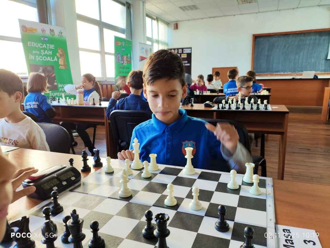 La Sibiu, șahul câștigă teren. Corina Moldovan: cât de benefic este „sportul minții” pentru cei mici