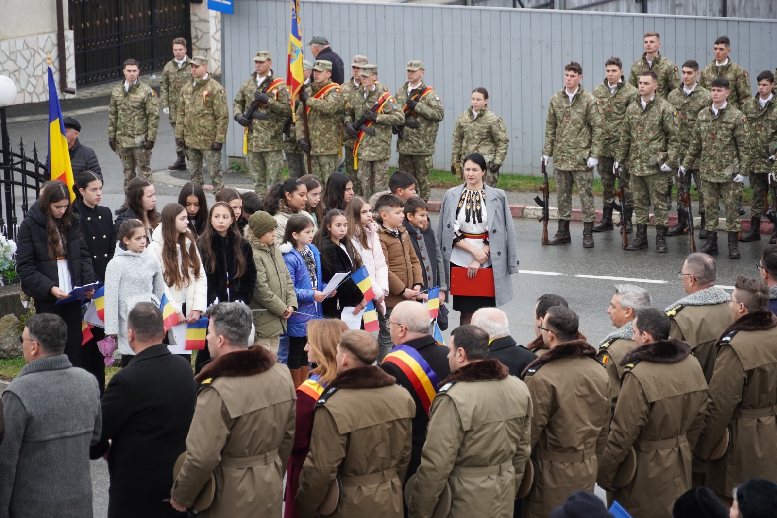 Paradă militară în centrul Sadului. Eroii României, omagiați prin cântec și rugăciune