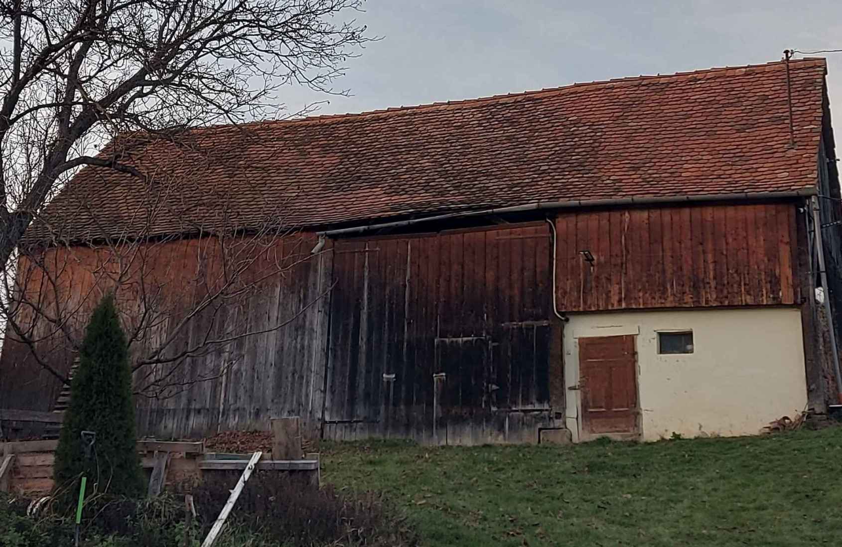Campanie de strângere de fonduri pentru o șură veche de 134 de ani, care riscă să se prăbușească