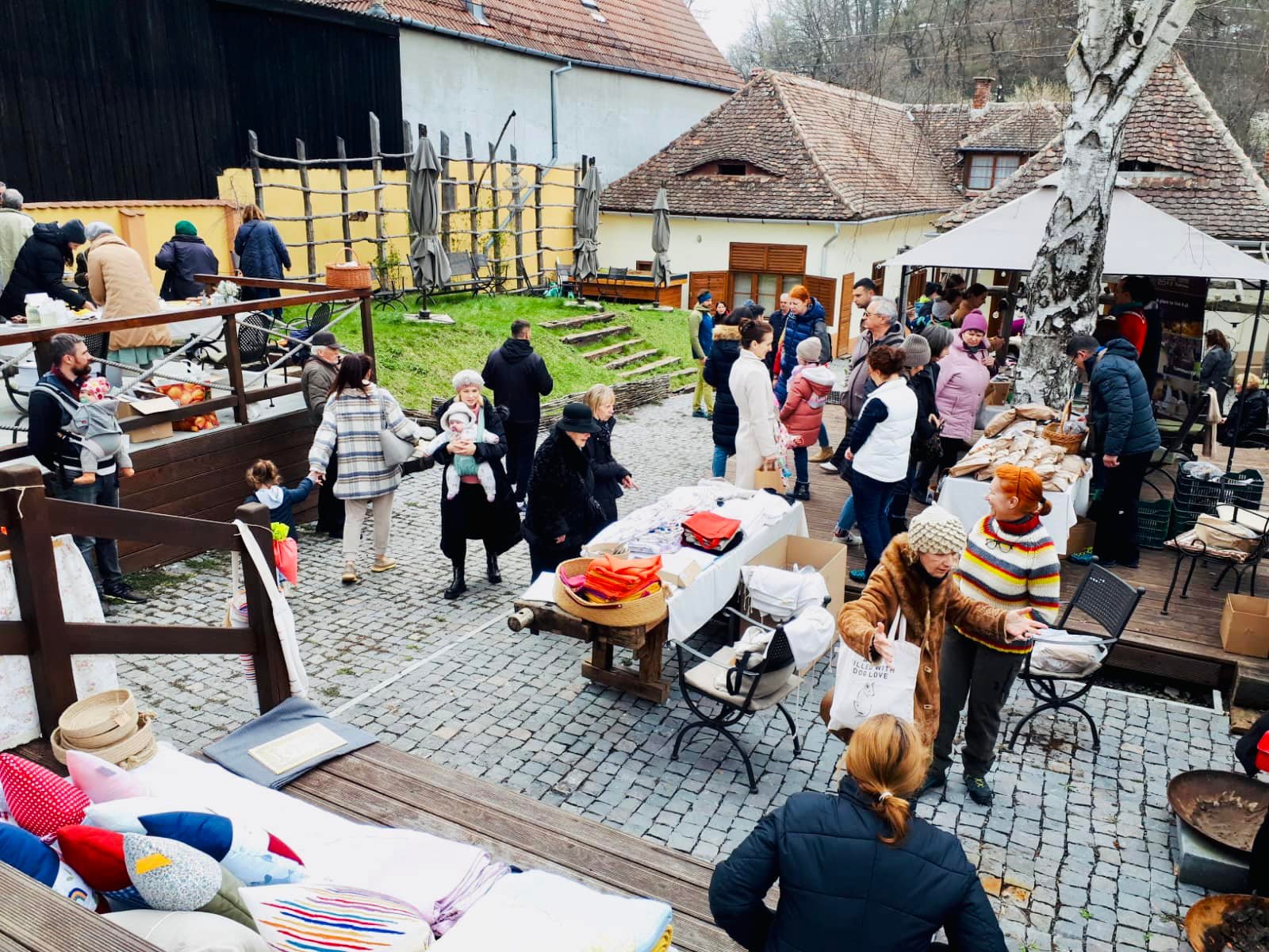 Târg de Crăciun la Cisnădioara: producători locali, ateliere pentru copii și „Case Deschise”