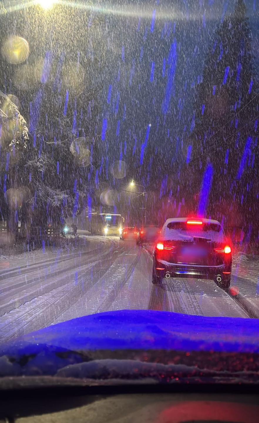 Trafic îngreunat în mai multe zone din județul Sibiu, din cauza ninsorii