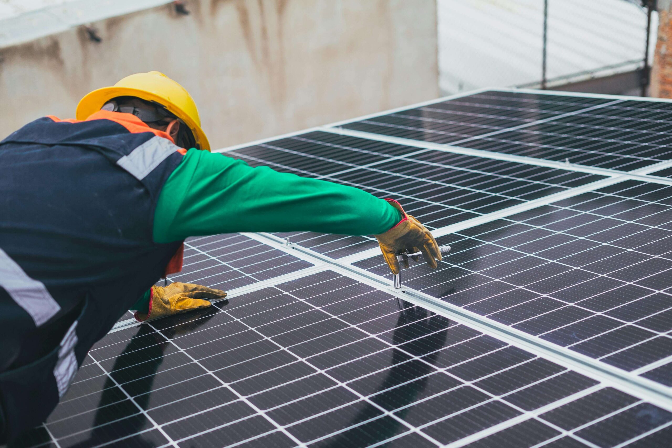 Beneficiile colaborării cu un instalator de panouri fotovoltaice validat AFM