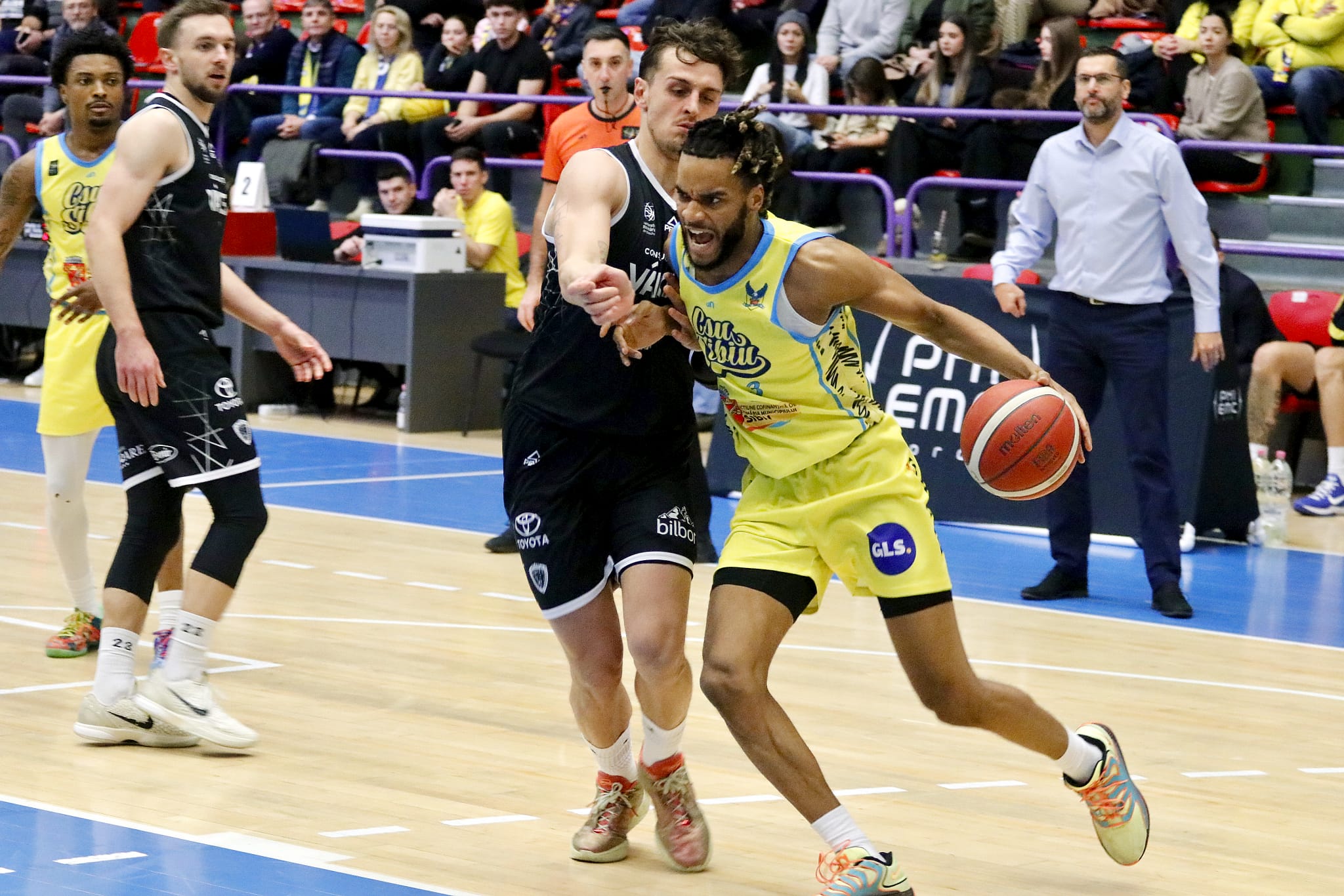 (FOTO) „Galben-albaştrii” obţin al cincilea succes în LNMB, 96-85, în „Transilvania”, cu CS Vâlcea. Cinci jucători de la CSU Sibiu cu minim 15 puncte