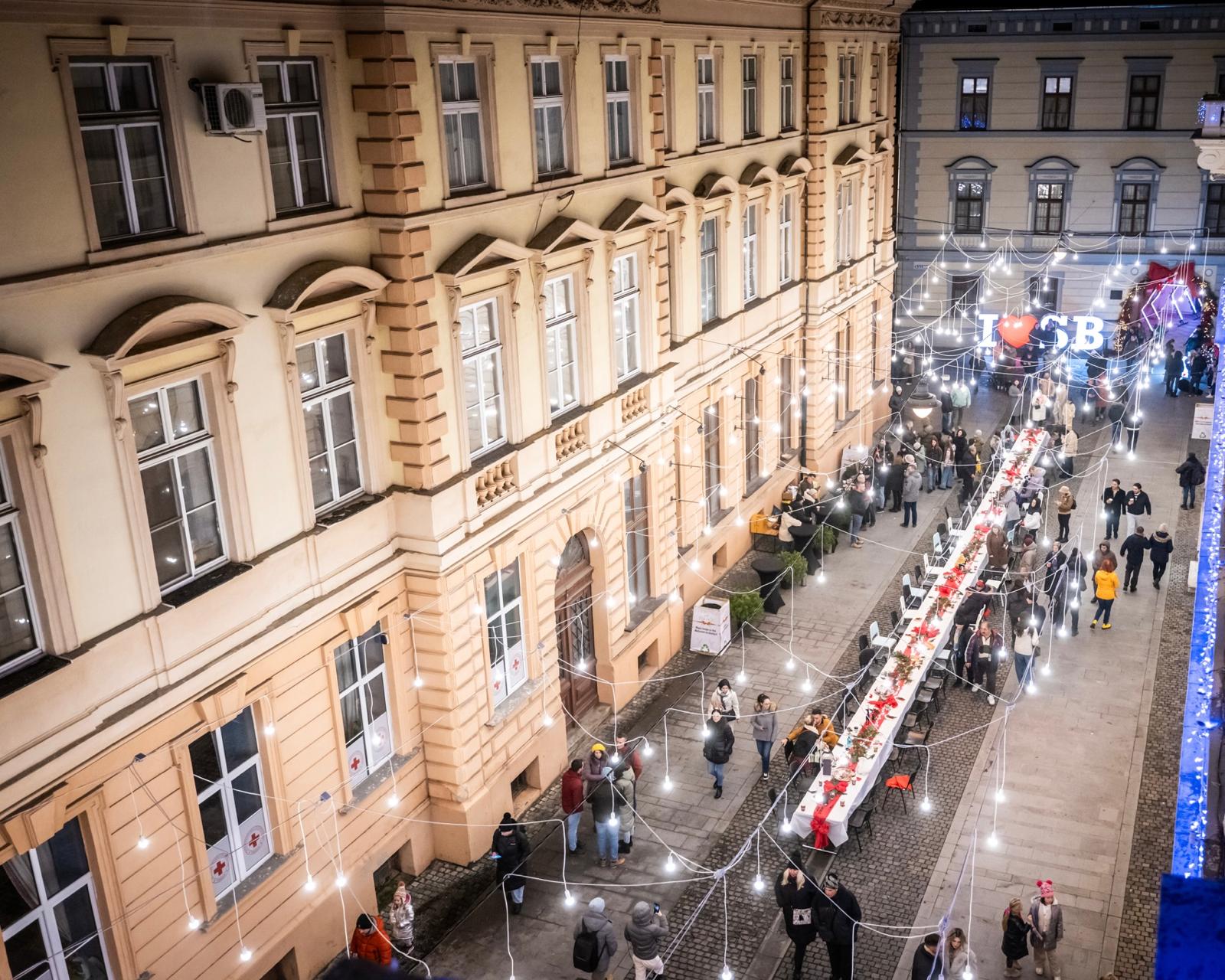 Sibiul se strânge din nou în jurul mesei. Prima masă a comunității la „Christmas at the Palace”
