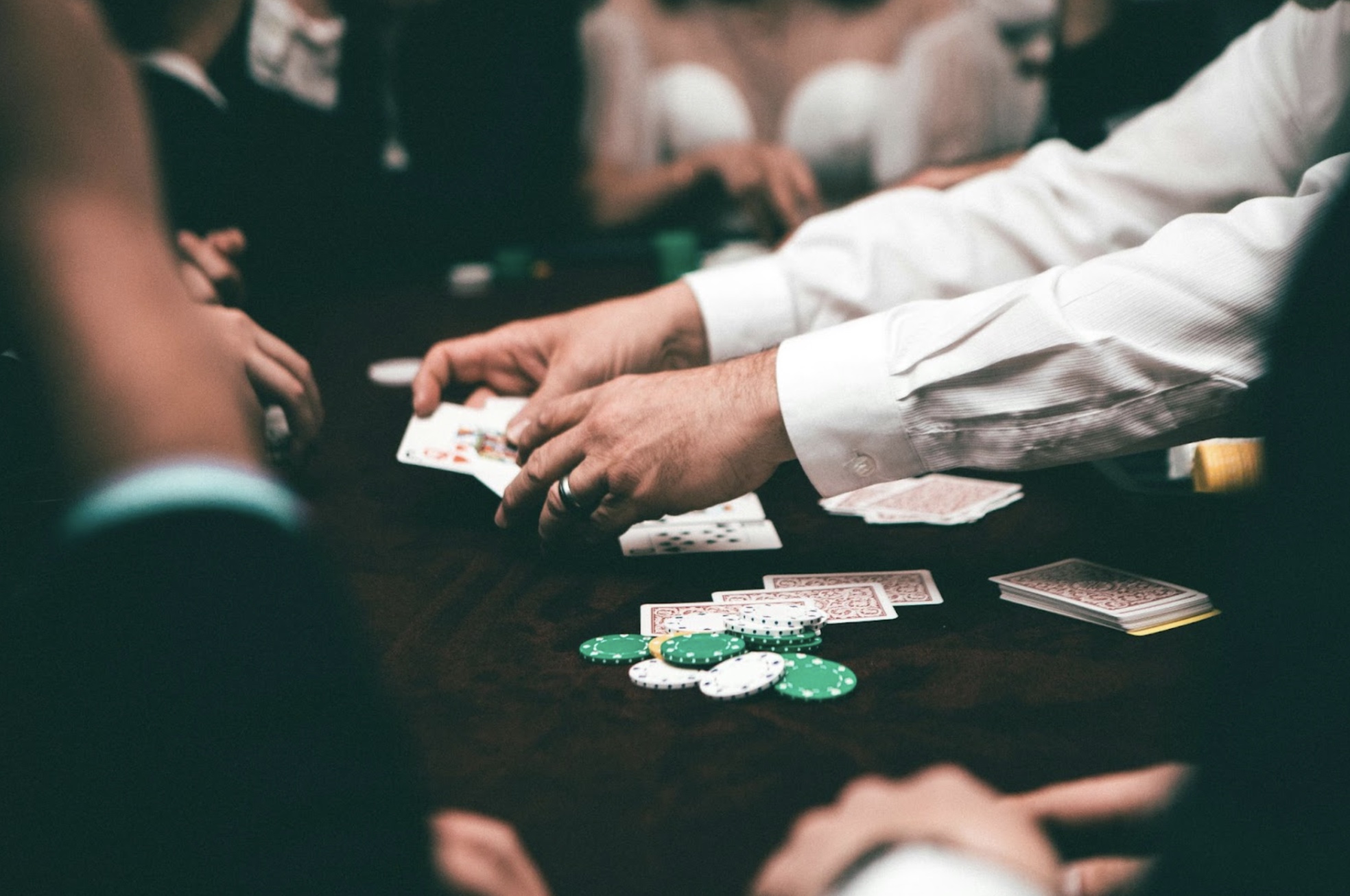 Arta bluff-ului – ce pot învăța negociatorii, politicienii și chiar îndrăgostiții de la jucătorii de poker