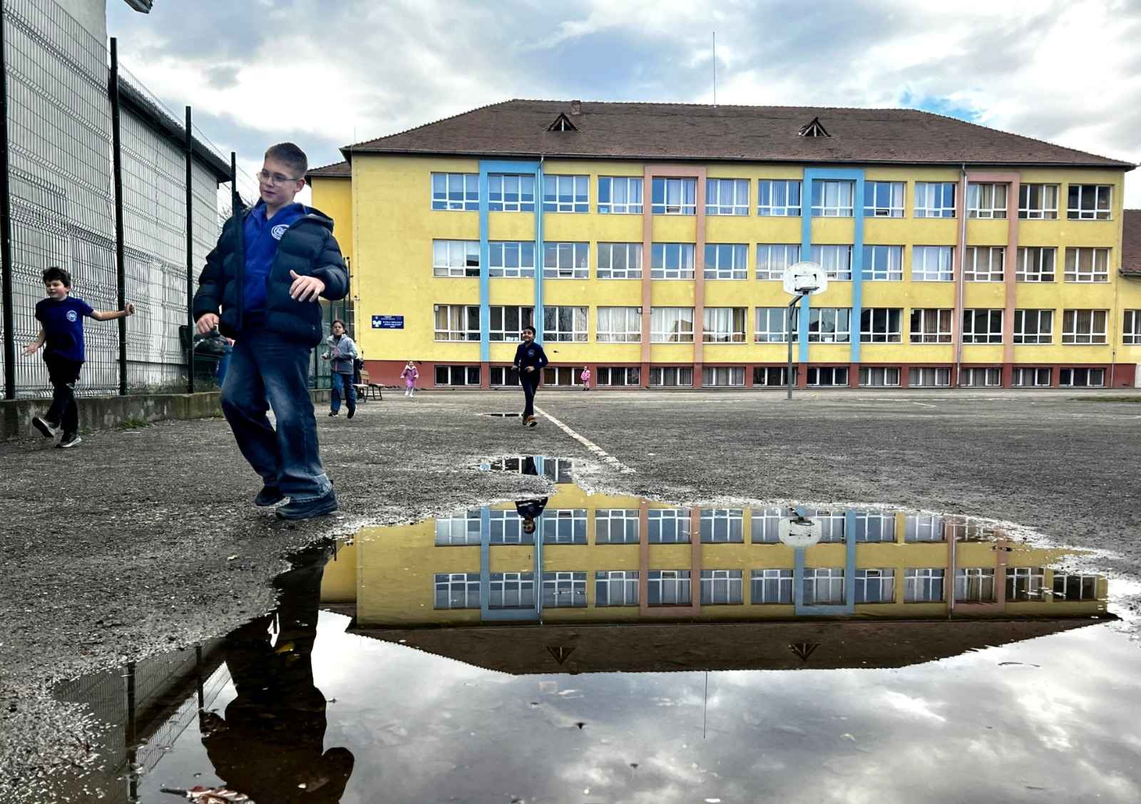 Cu pași grei și zâmbet ușor: Ștefan, elevul din Vasile Aaron care a sfidat prognosticul medicilor