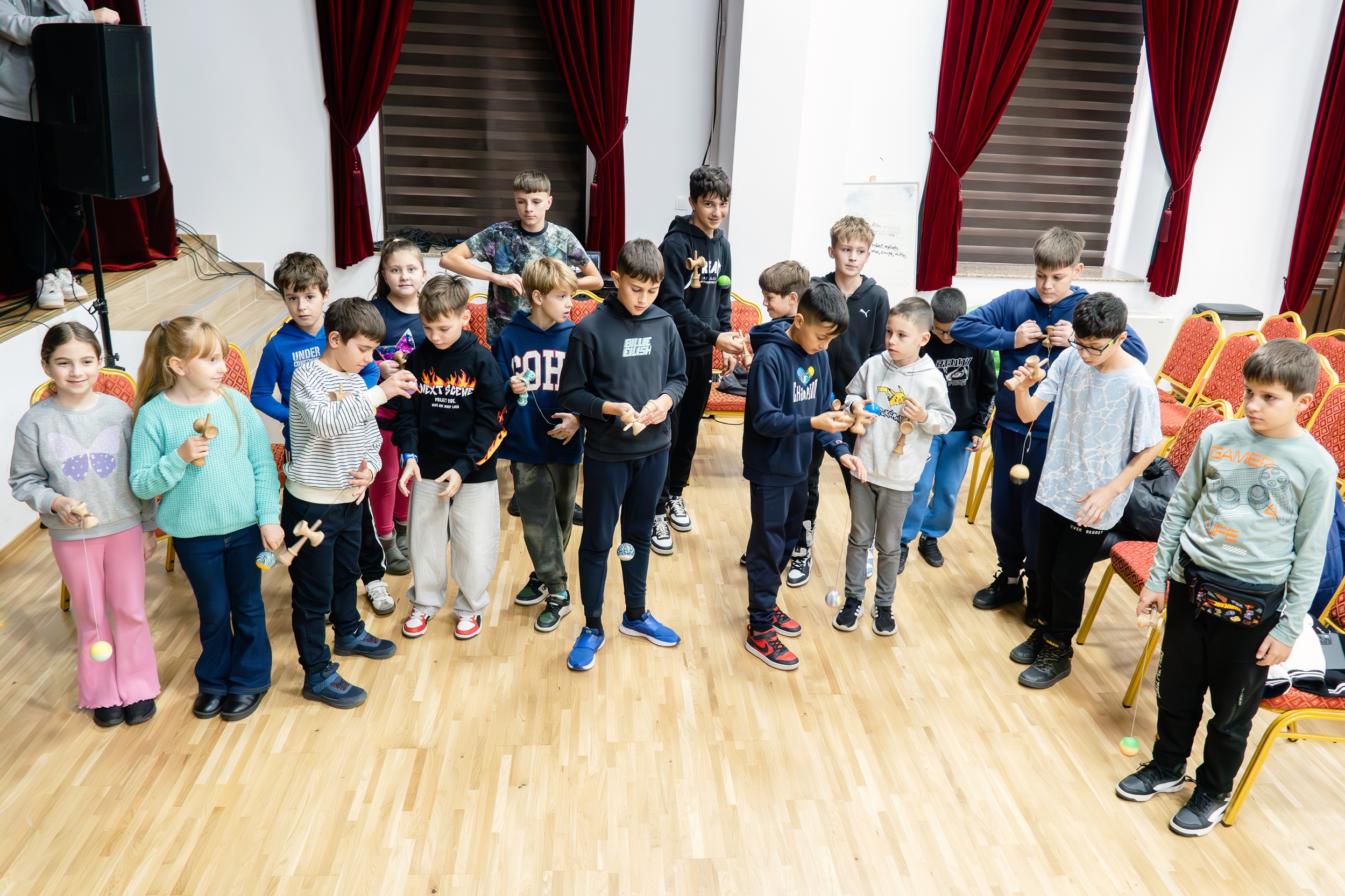 Avrig, orașul în care copiii lasă telefoanele și se întorc la kendama