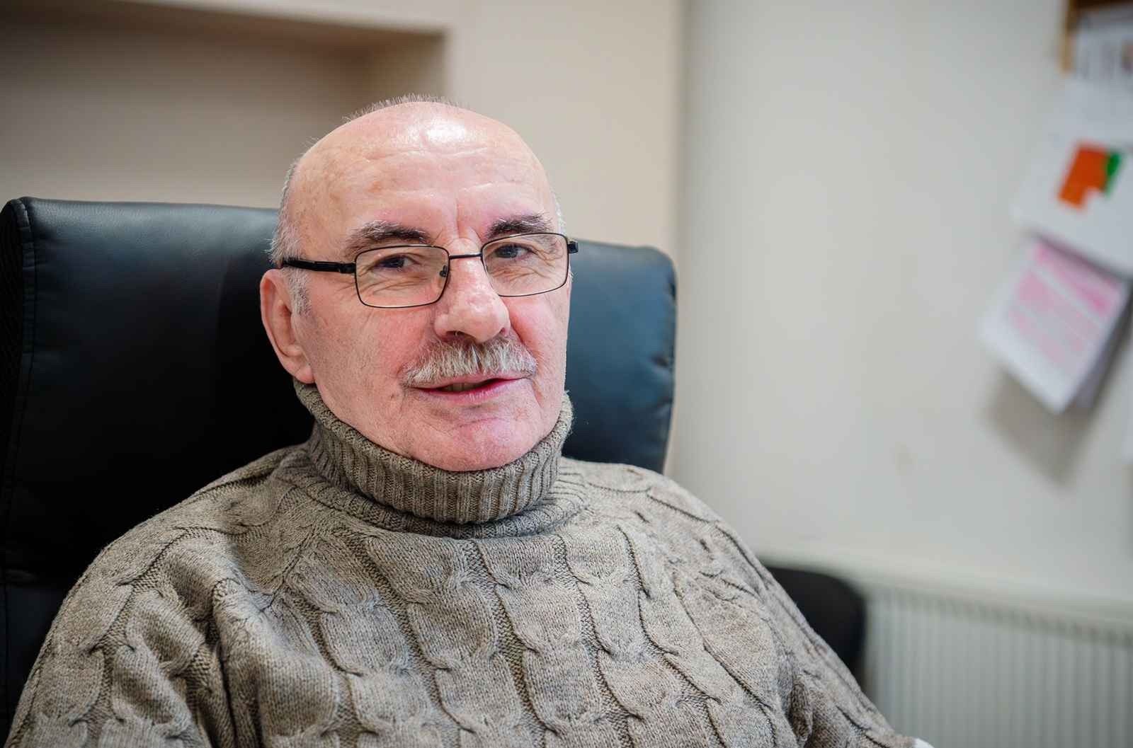 Nu are albine, dar are „miere”. Ilie Lăutaru, directorul de liceu care crede că vorba bună te ajută să treci munții