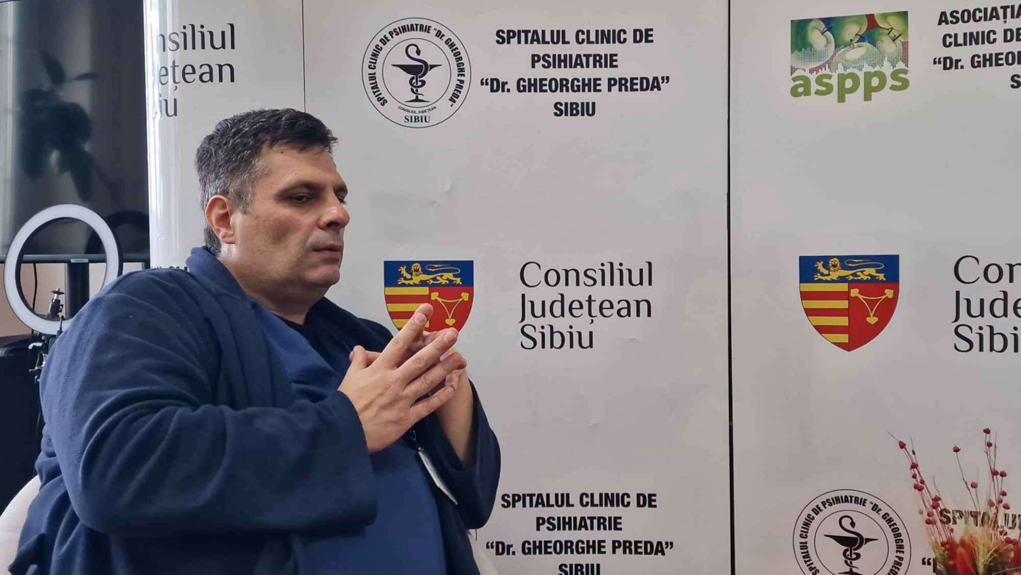 Medicul pe care pacienții îl strigă „tată”. Dr. Adrian Selejan, despre blândețe, umilință și cum arată o secție de psihiatrie cu pacienți cronici