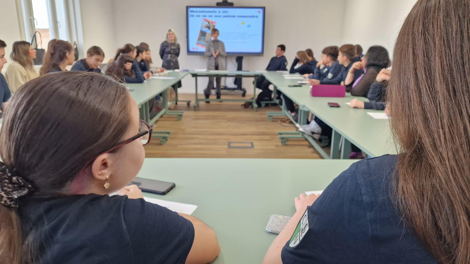 „O comunitate pentru sănătatea mintală”: Copiii din Sibiu învață să vorbească deschis despre emoții, starea de bine și relațiile sănătoase