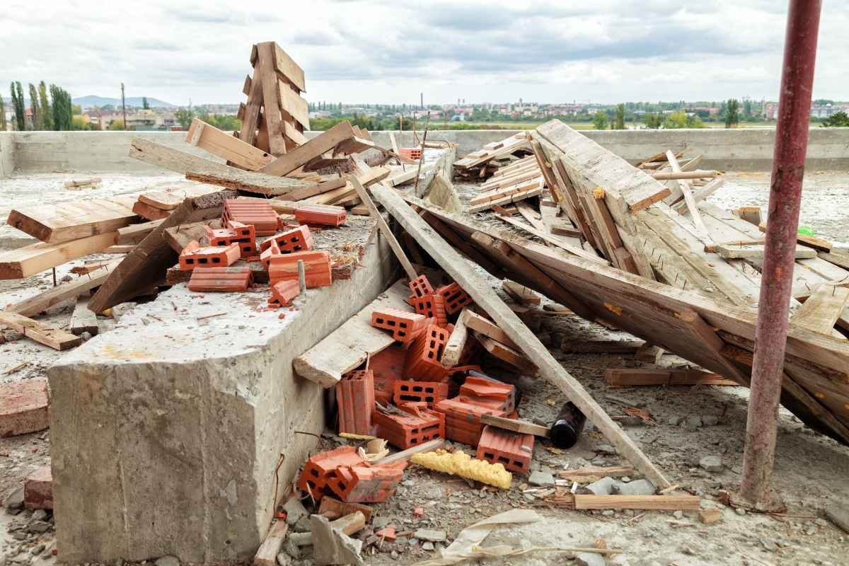 Prefectura ia la puricat depozitările ilegale de deșeuri provenite din construcții și demolări
