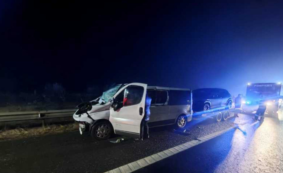 Patru răniți, între care doi copii, într-un accident cu microbuz pe autostrada A1, în zona Săliște