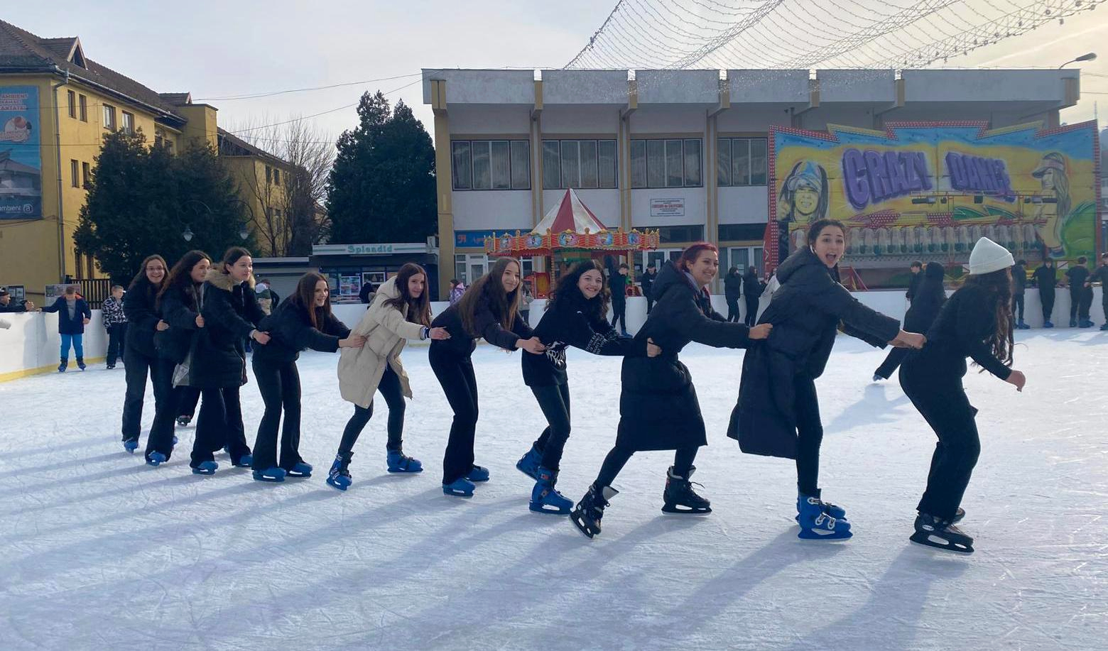 Start la distracție pe gheață: patinoarul din centrul Mediașului se deschide în weekend