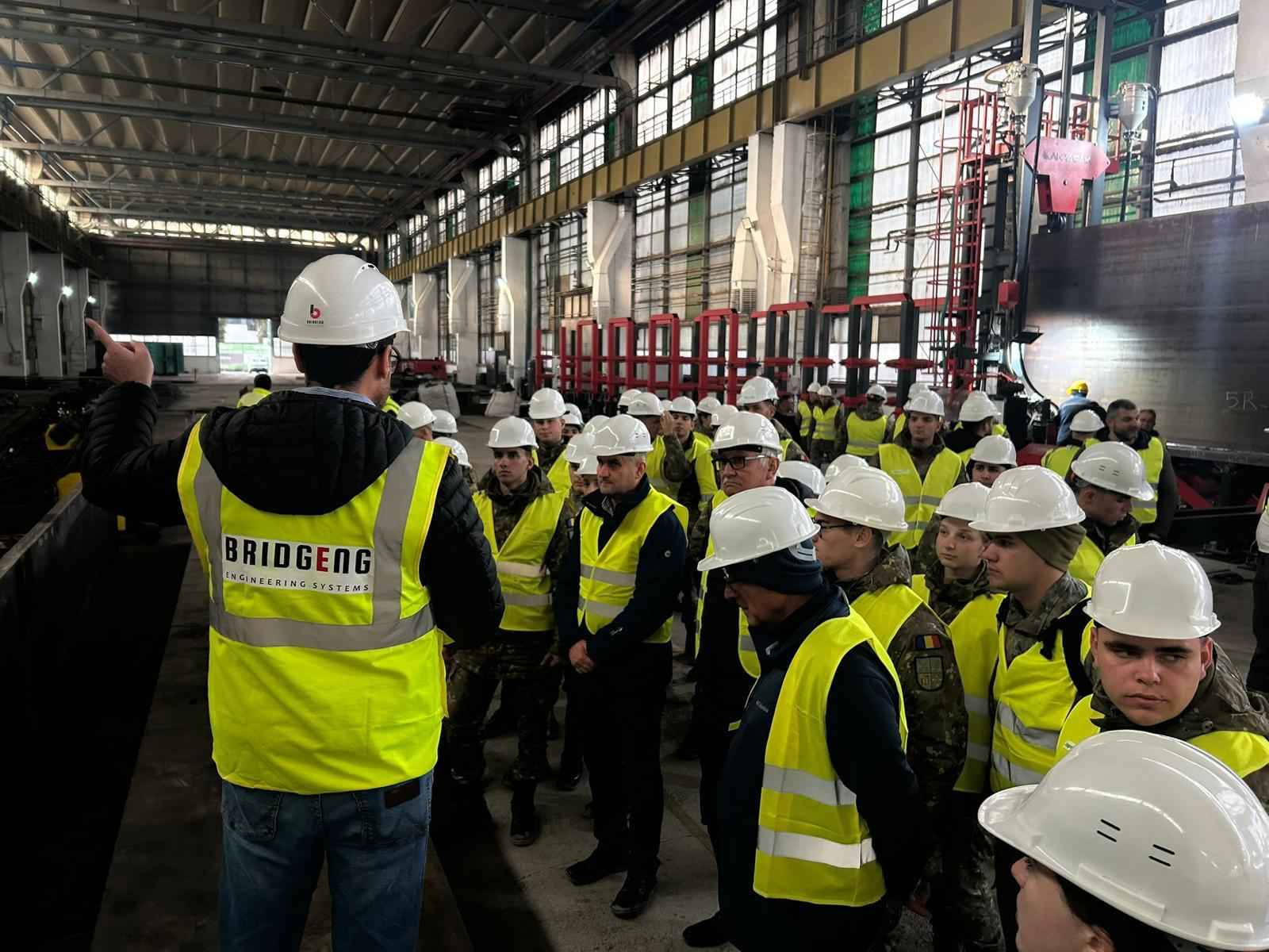 Studenții Academiei Forțelor Terestre au făcut practică pe șantierul autostrăzii Sibiu-Pitești