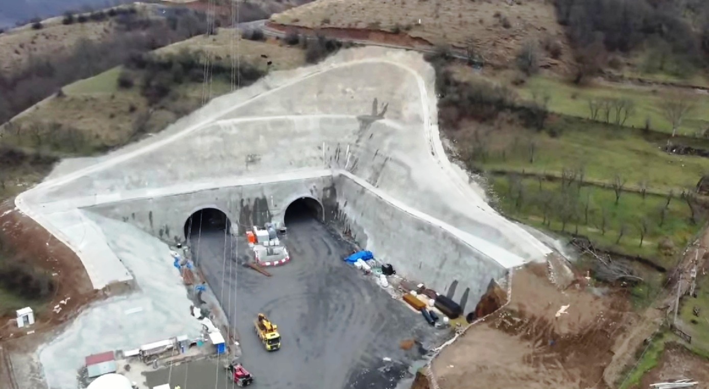 Lucrările la tunelul Robești de pe A1 Sibiu-Pitești avansează; începe și construcția celui mai lung tunel de pe tot traseul autostrăzii