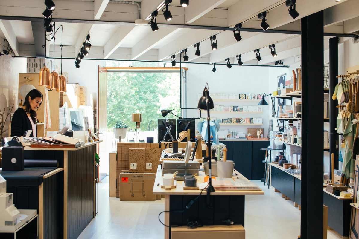 Designul de interior în magazine: descoperă rolul proiectoarelor LED pe șină magnetică!