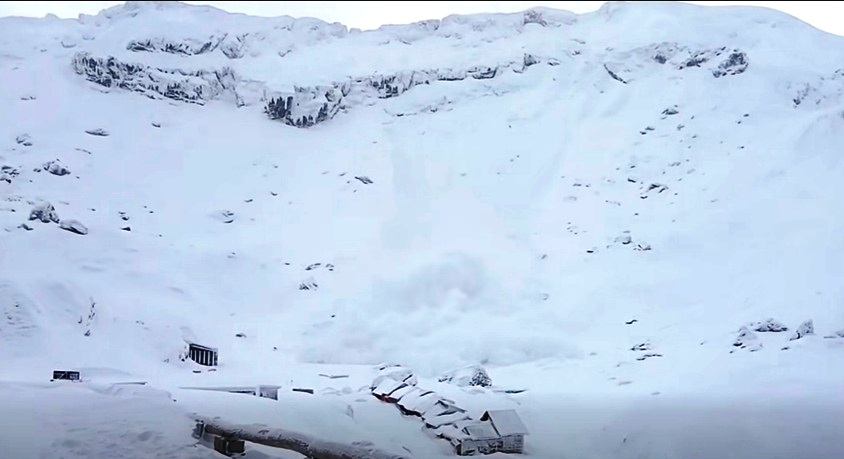 Avalanșă de mari dimensiuni în zona Bâlea Lac. Cei doi schiori care au declanșat-o au scăpat nevătămați