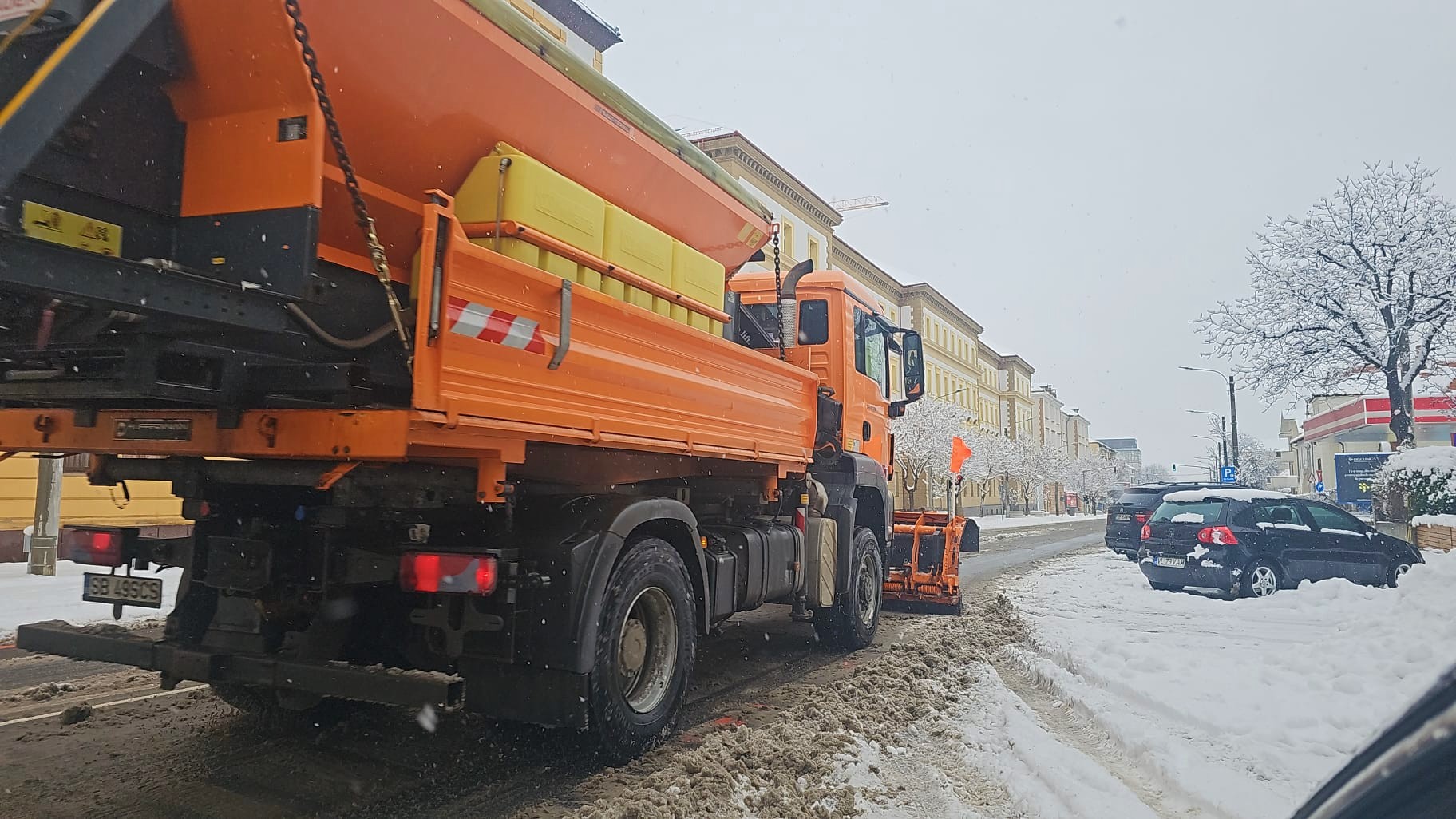 Zece autospeciale au intervenit pentru deszăpezire și prevenirea poleiului în Sibiu, noaptea trecută