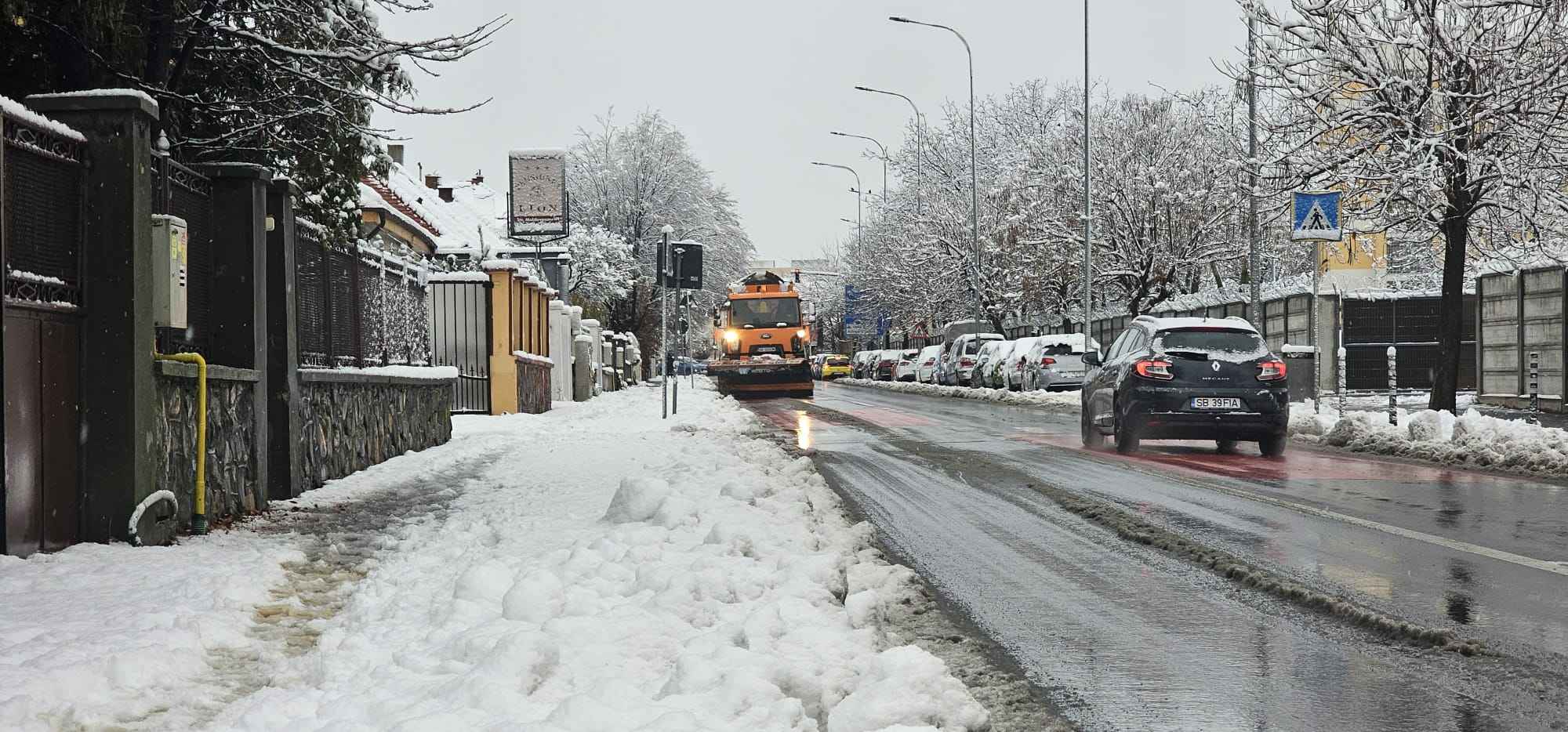 Zece utilaje „luptă” cu zăpada și poleiul în Sibiu