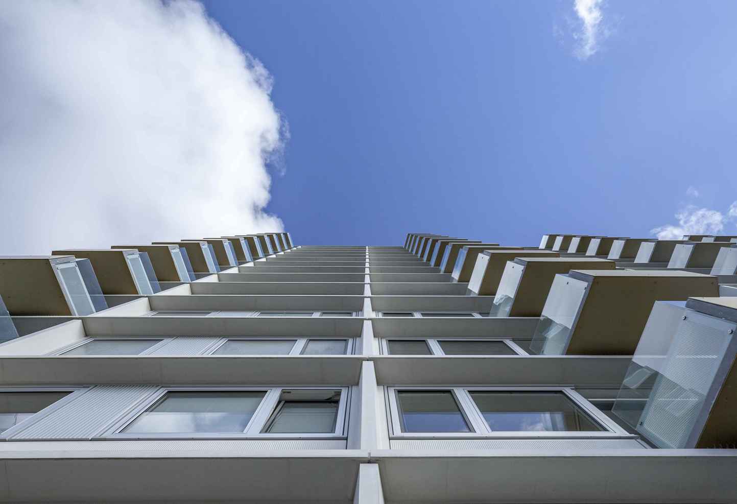 Dezvoltatorii imobiliari, obligați să-i informeze pe cumpărători în legătură cu dotările, finisajele și echipamentele din locuințele noi