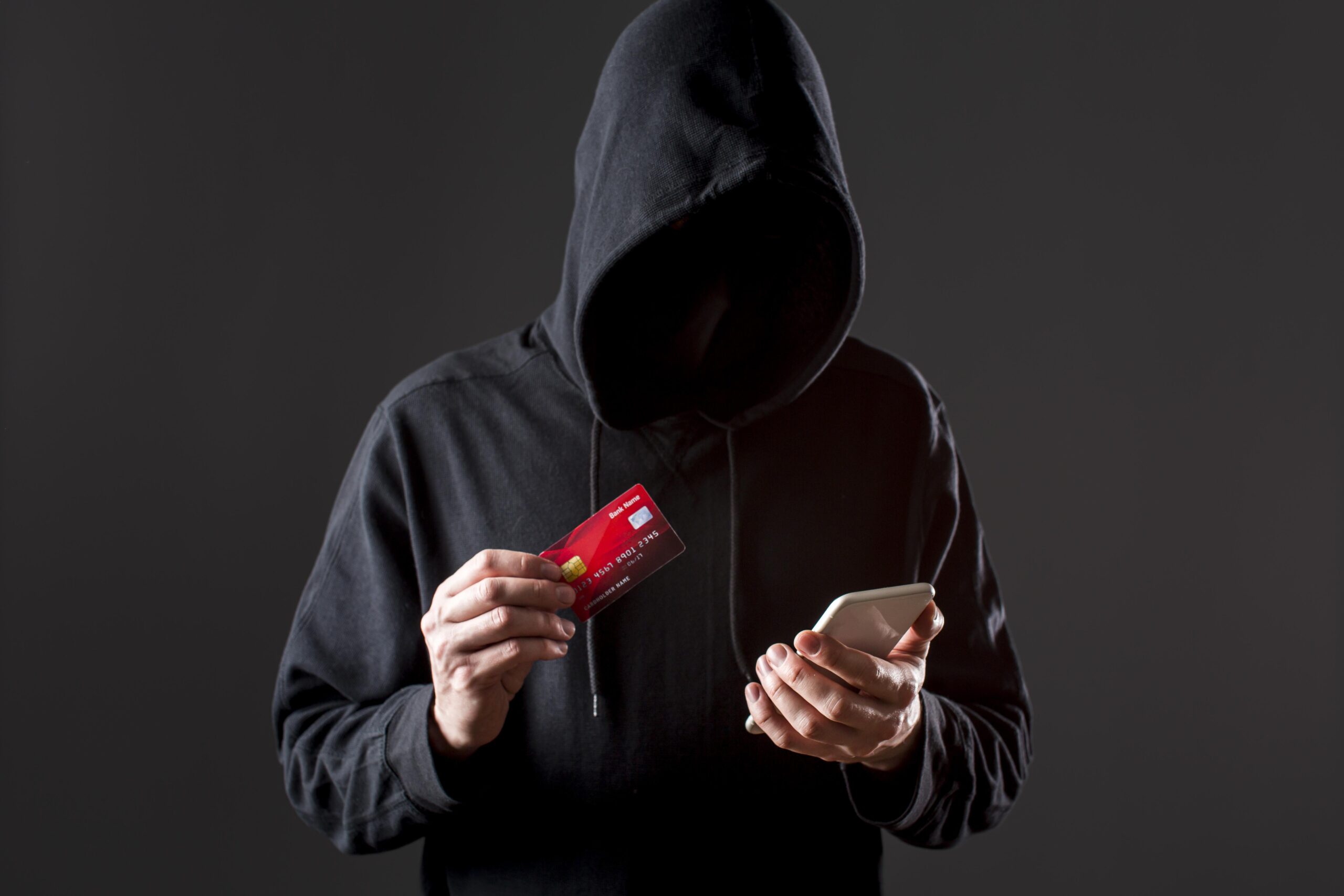 Apeluri, mesaje, propuneri de investiții „de nerefuzat”: care sunt înșelăciunile online „la modă” și cum te poți feri de ele