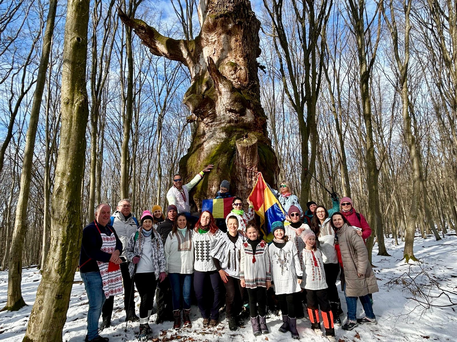 Hora Unirii, jucată de drumeți la stejarul lui Mihai Viteazu