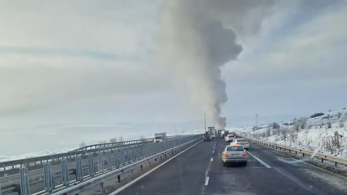 Trafic restricționat pe A1, în zona Săliște, după ce un TIR a luat foc
