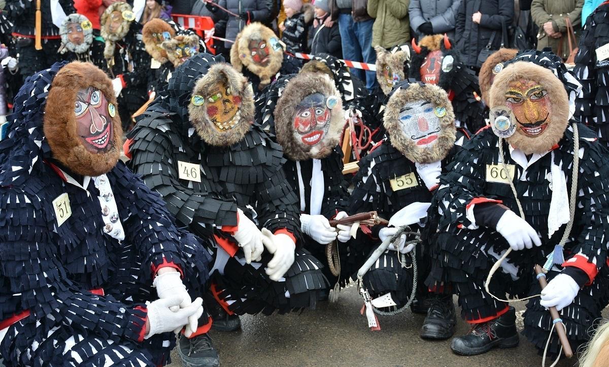 Elevii care au readus la viață Lolele se întorc în costume, la 20 de ani de la renașterea obiceiului din Agnita