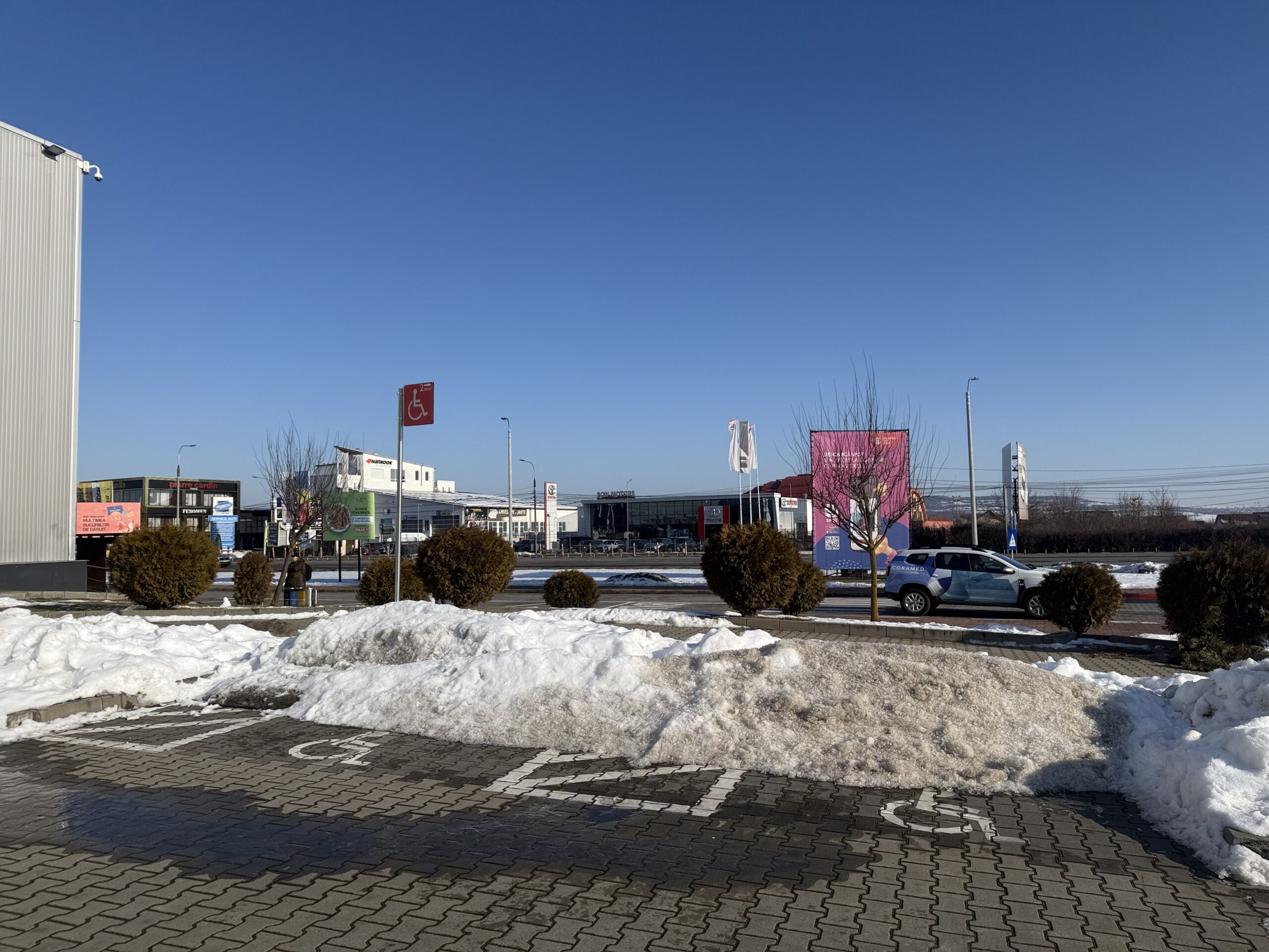 Parcarea mallului din Șelimbăr, deszăpezită parțial. Locuri pentru persoanele cu dizabilități, blocate de zăpadă