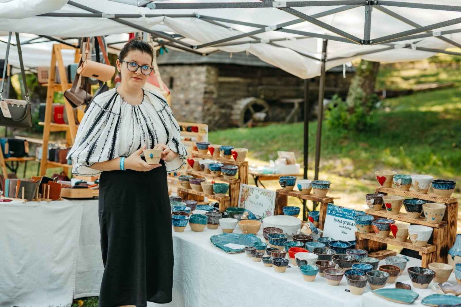 De la jocul în lut la propriul atelier de ceramică sau cum și-a transformat Ștefania Neamțu un hobby în carieră