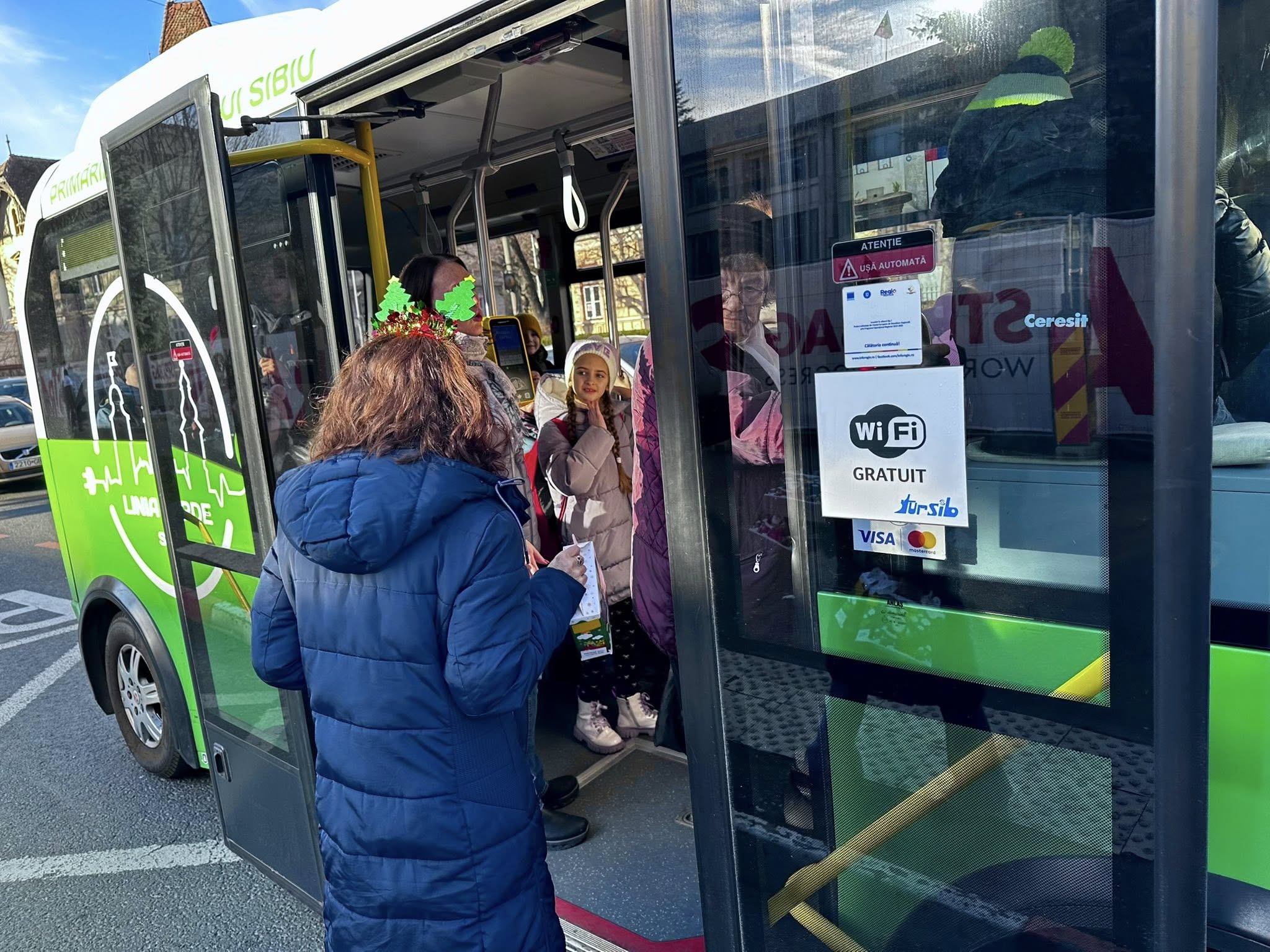 Elevii pot solicita, de astăzi, abonamente gratuite pe autobuzele Tursib
