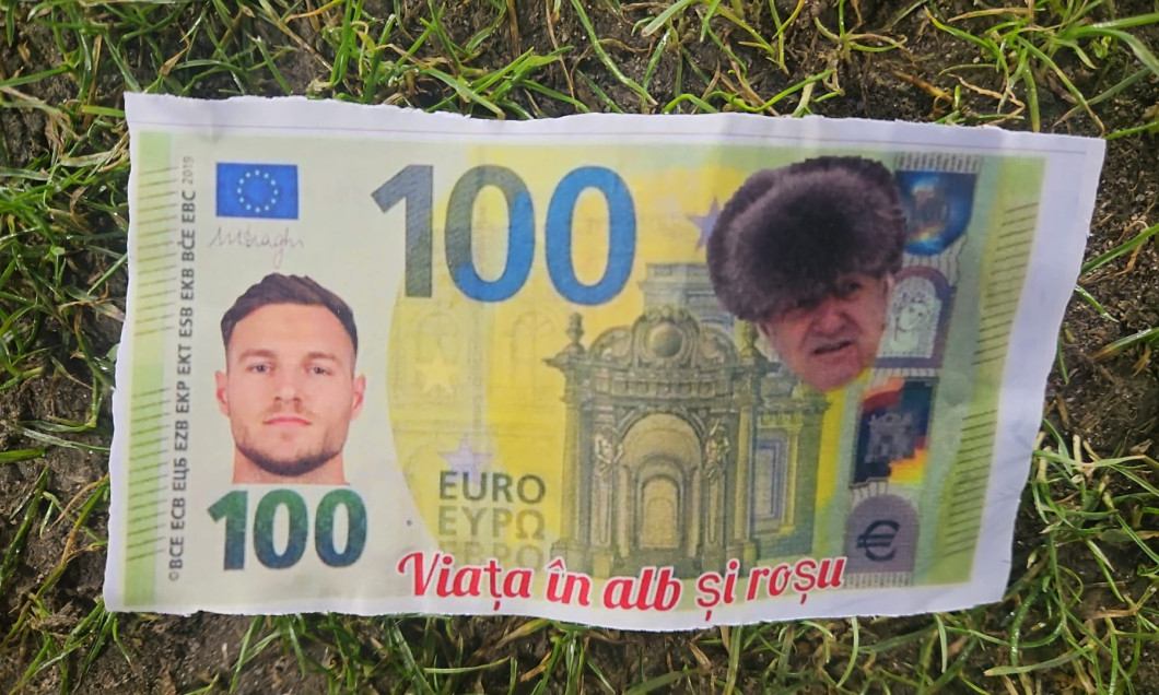 Dennis Politic, pe urmele lui “Dollarumma”. “Bancnote” de 100 de euro cu chipul jucătorului de la FC Hermannstadt, la meciul cu Dinamo
