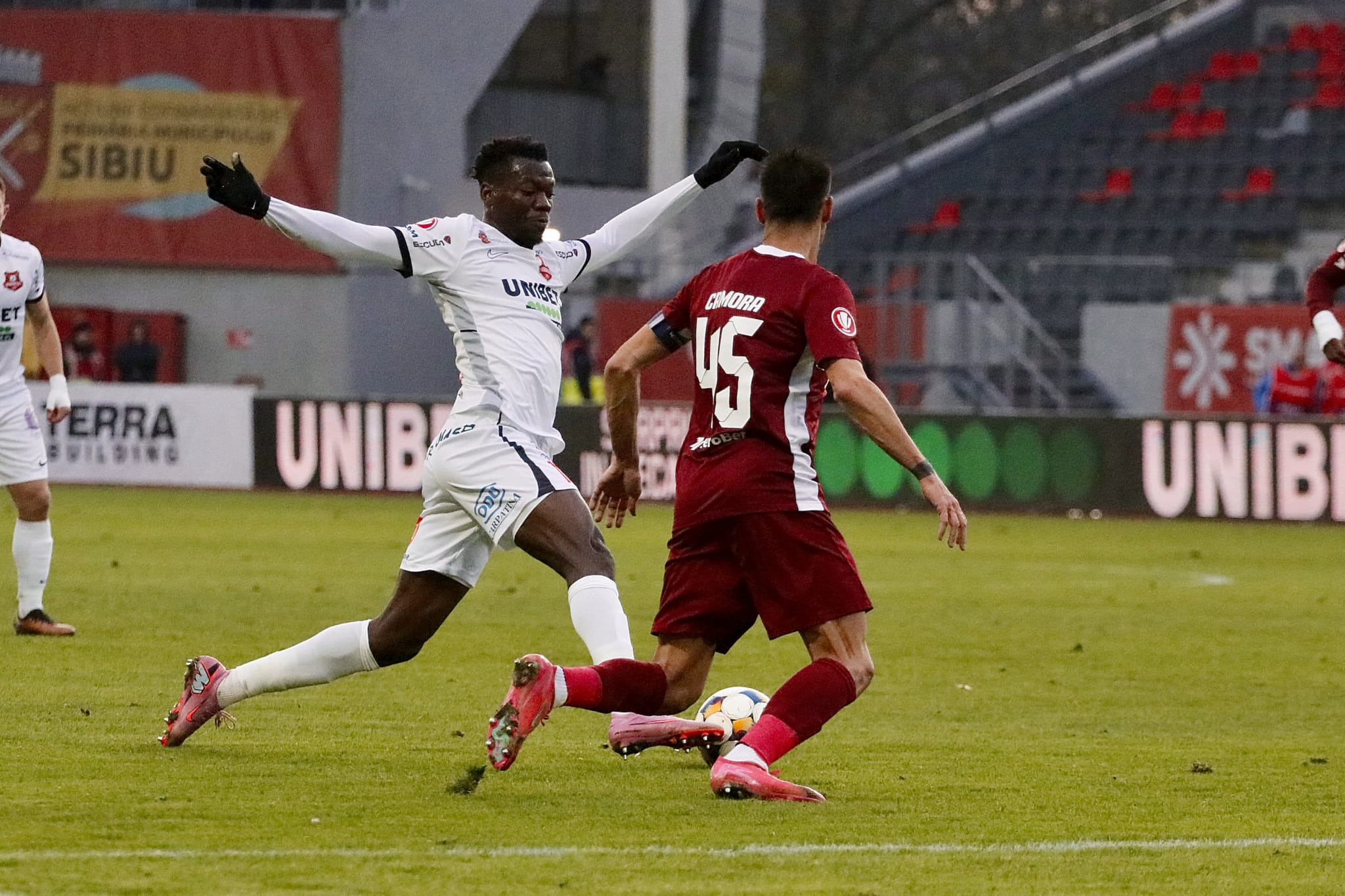 Penalti anulat cu var în ultimele secunde, în FC Hermannstadt – CFR Cluj 0-1. Alte două lovituri de la 11 metri ratate, plus trei şuturi în bară, într-un meci dramatic