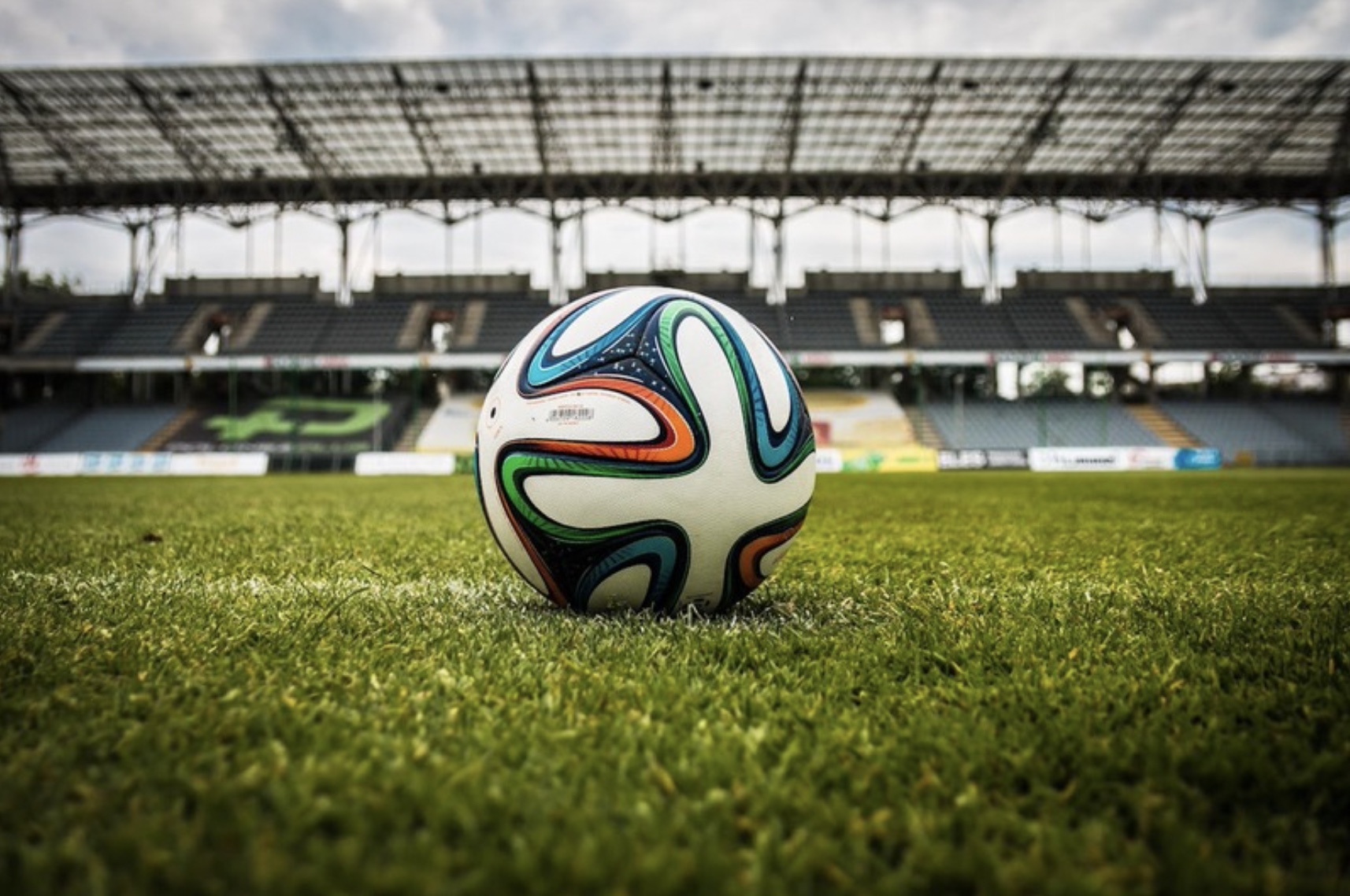 Anul cupelor mondiale: cine domină piața de divertisment sportiv din România?