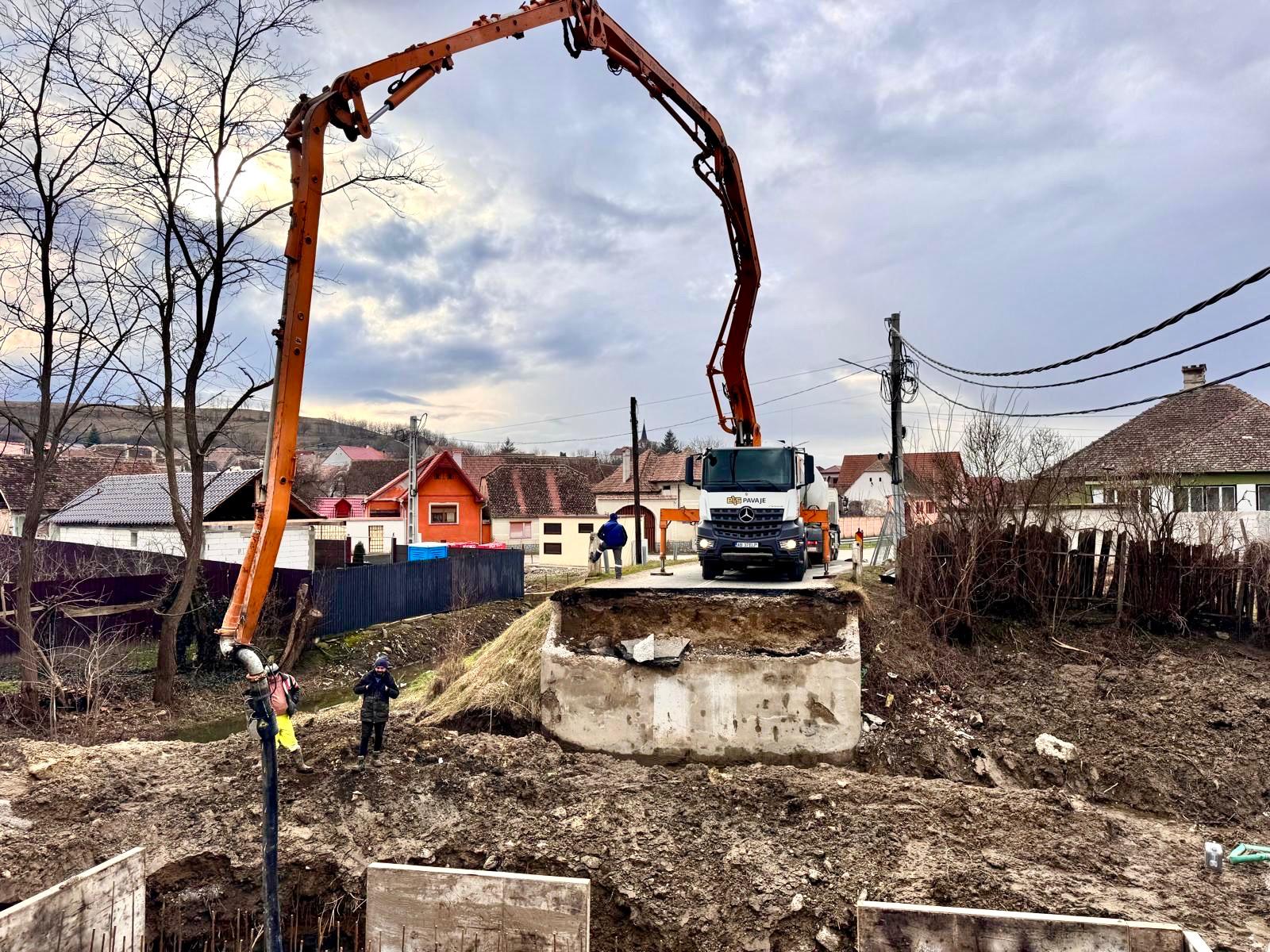 Pod demolat în Apoldu de Jos. Au fost reluate lucrările de modernizare la drumul județean 106G