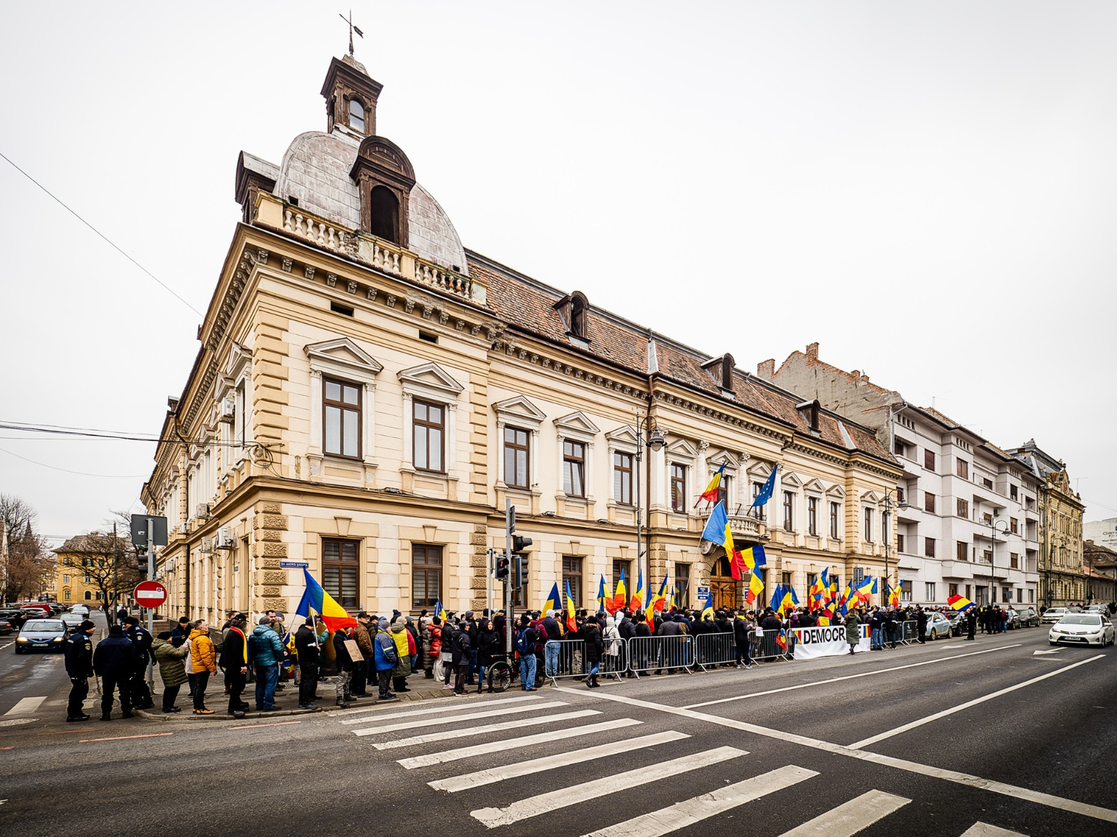 Cadrele din ULBS, protest in fata Prefecturii: ”Cerem respectarea legii și finanțarea corectă a educației și cercetării”