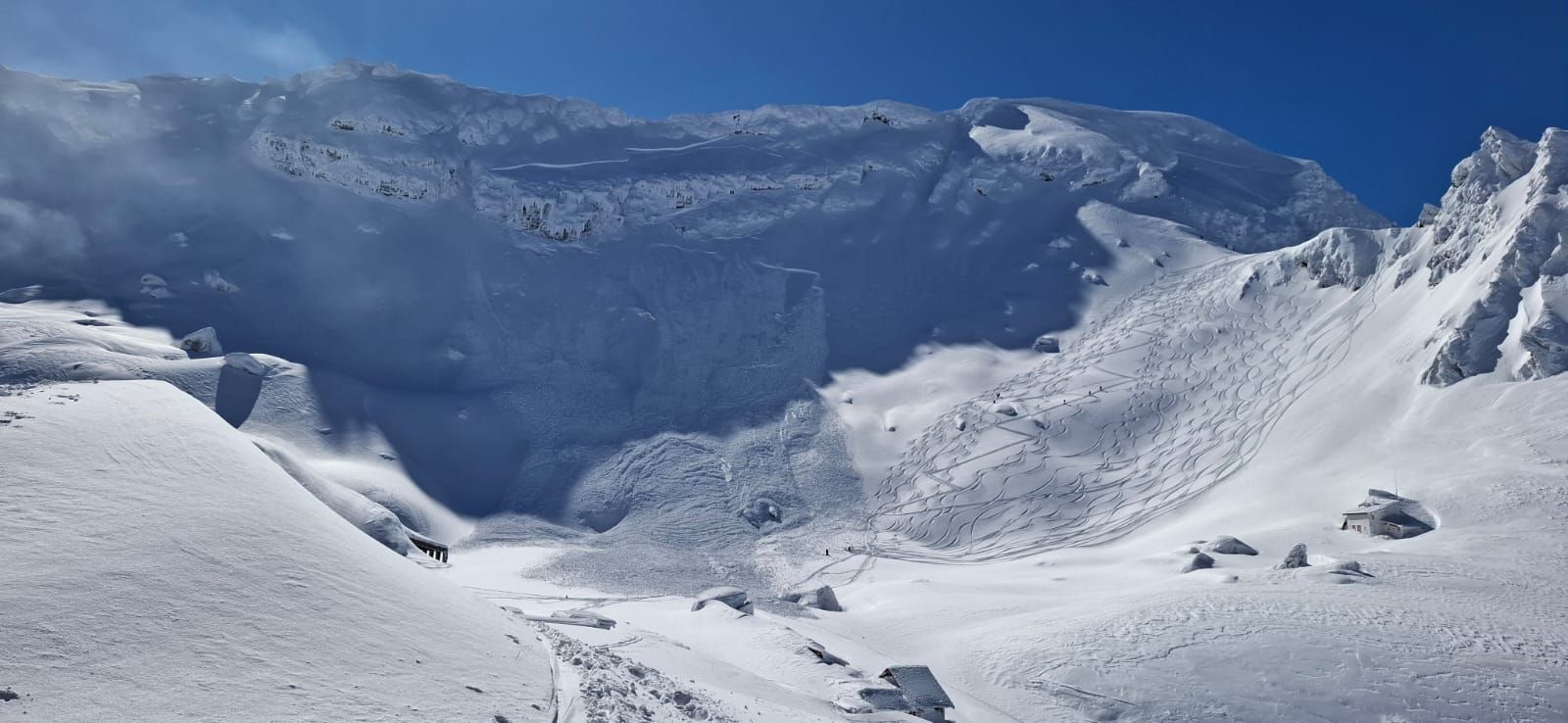 Avalanșă de mari dimensiuni la Bâlea Lac. Riscul de noi avalanșe rămâne la gradul 4 din 5