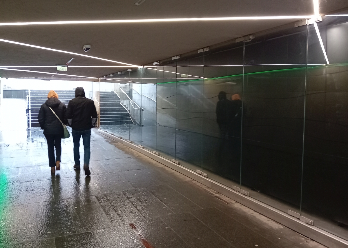 De multe luni nu mai merg ecranele de la Pasajul Bulevard. Suferă cineva?