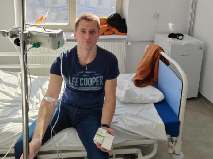 Un tată din Sibiu luptă cu scleroza multiplă. Are nevoie de ajutor pentru un tratament vital
