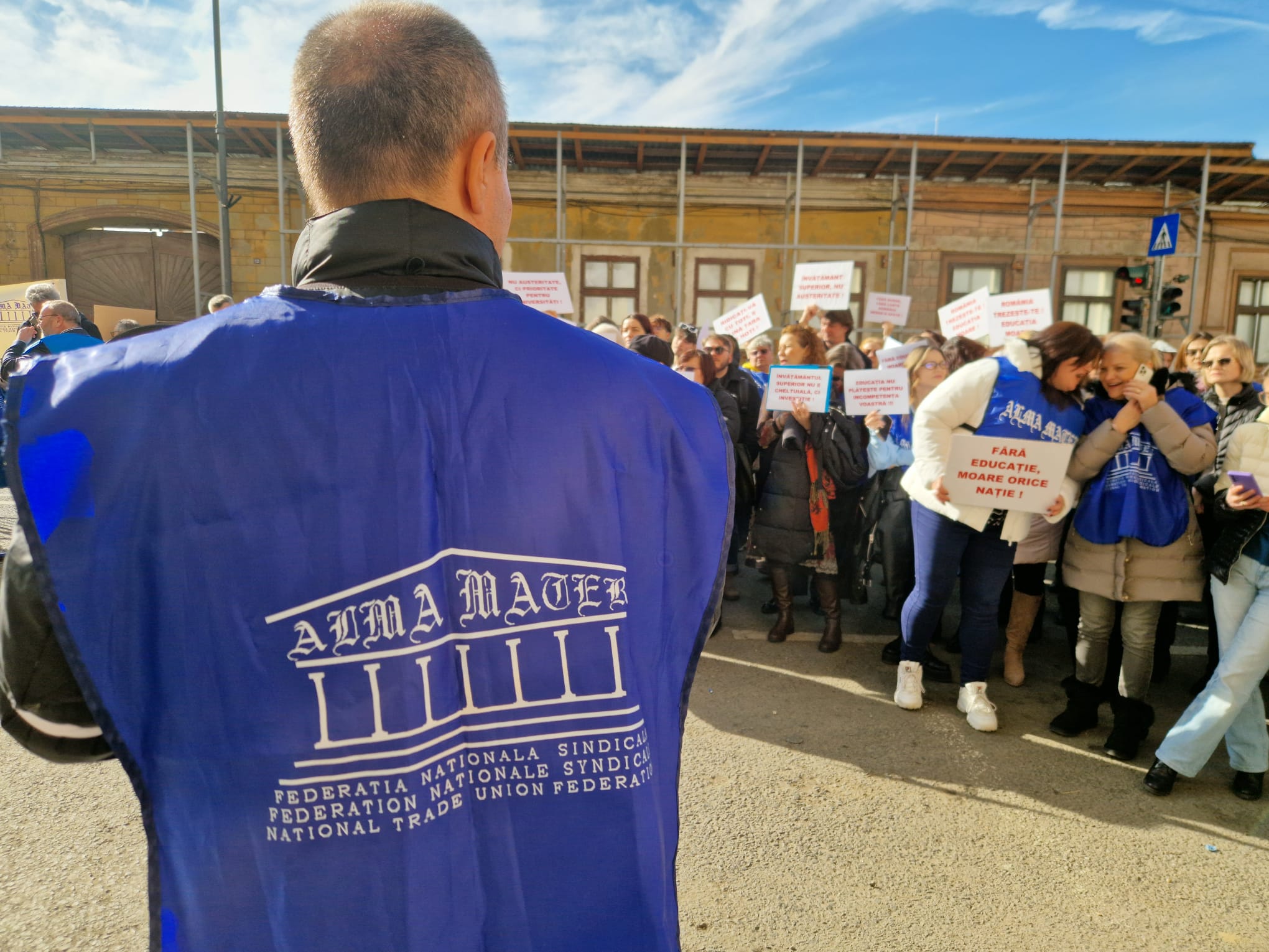 Profesorii ULBS, după protestul din fața Prefecturii: „Educația este mecanismul de protecție a democrației. Nu este sacrificabilă!”