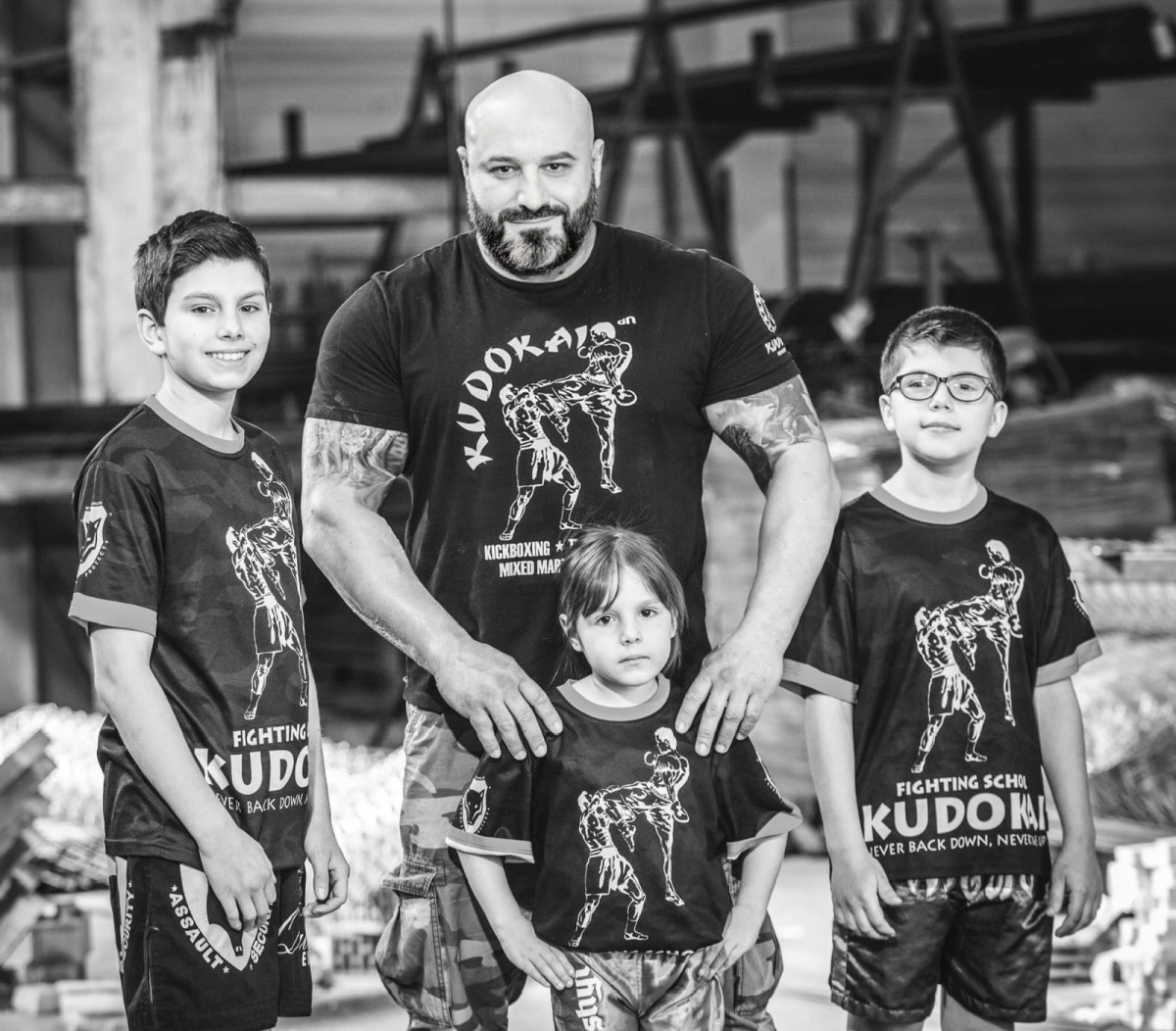 A scris istorie în ring pentru Sibiu. Acum vorbeşte despre valurile de infracţiuni din rândul tinerilor din România. “Sunt transformări semnificative. De vină sunt reţelele de socializare, pandemia, războiul de la graniţă, absenţa părinţilor din viaţa copiilor…”