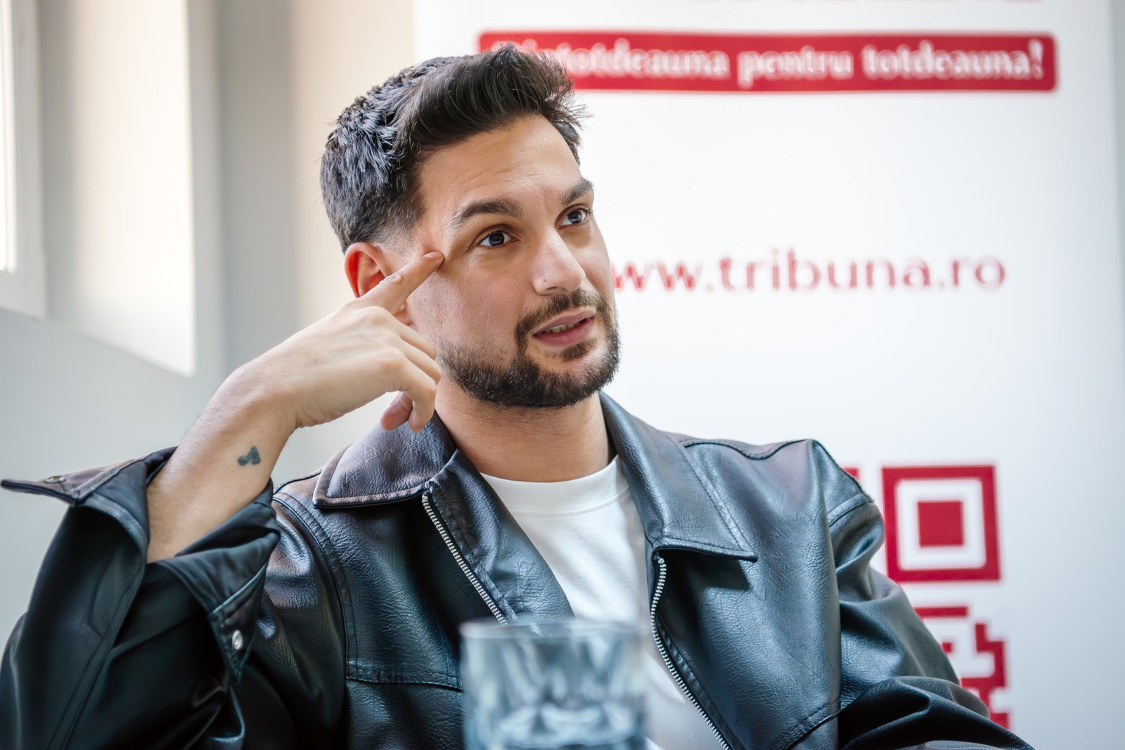 Povestea lui Bebe Emanuel, interpretul crescut la casa de copii care a ajuns să fie nelipsit de la majoratele sibienilor