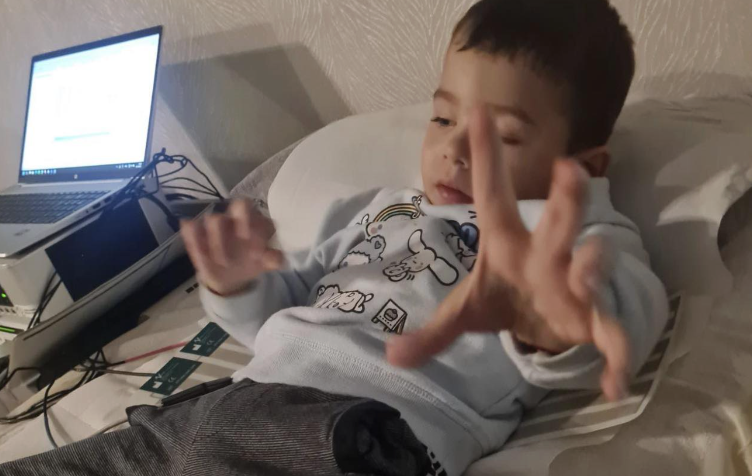 Un băiețel de 3 ani din Sibiu are nevoie de ajutor pentru a continua terapiile care îi pot schimba viața