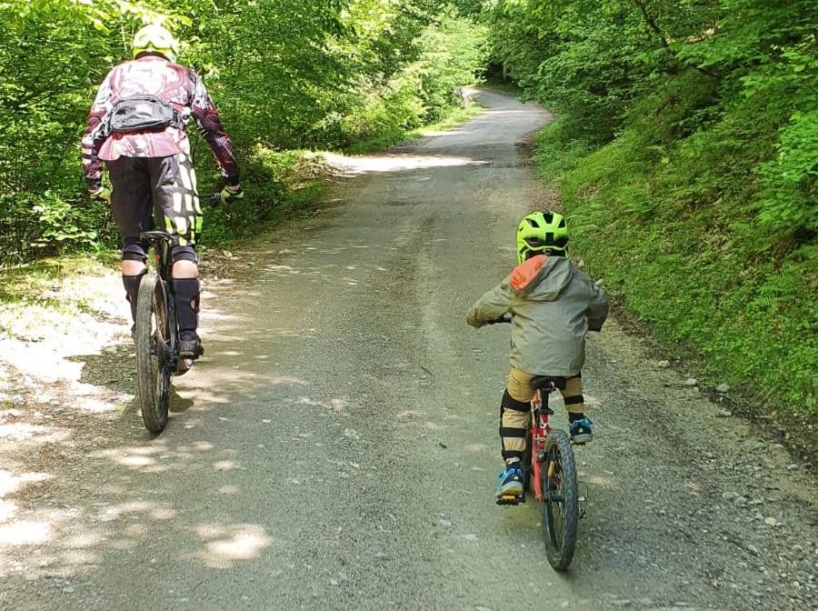 Proiectele Maratonului (4). De la scroll pe ecran, la potecile de munte. “Sibiul Pedalează” transformă mersul pe bicicletă în educație montană pentru copii