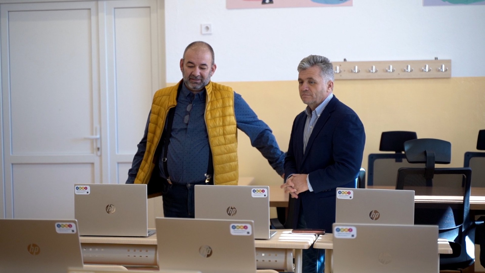 Dotări IT, mobilier nou și echipamente sportive pentru două școli din Mediaș