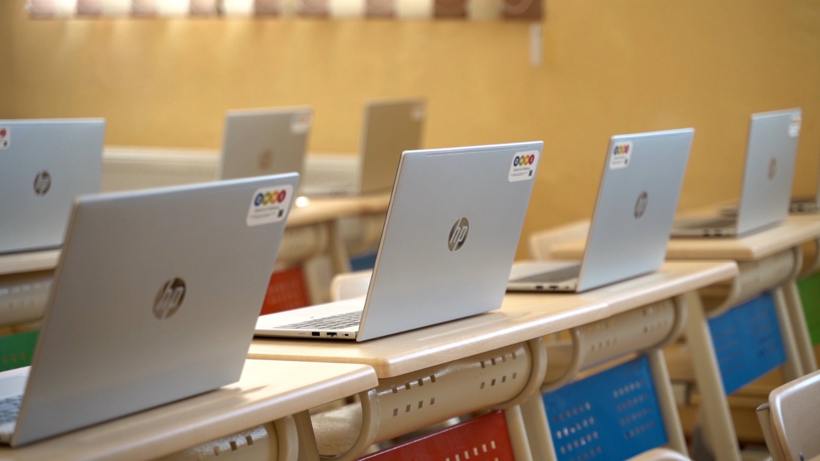 25 de profesori sibieni învață să folosească inteligența artificială la clasă. Elevii vor crea hărți, povești și imagini despre Sibiu
