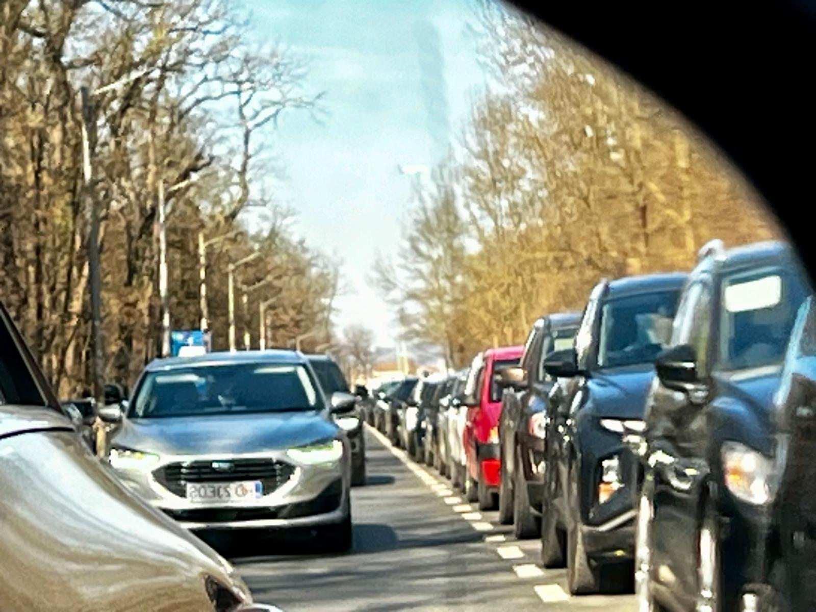 Mărțișor cu coloane de mașini